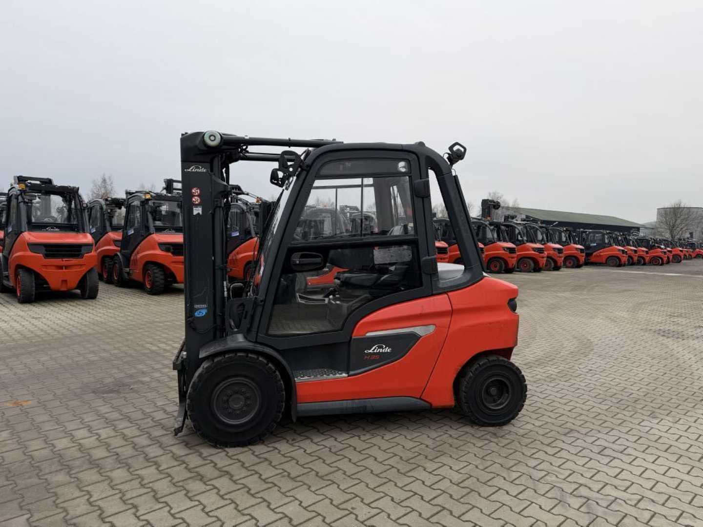 Used Forklift Linde H35D-01/1202 4 riteņu dakšu iekrāvējs (Image 9) Used Forklift Linde H35D-01/1202 4 riteņu dakšu iekrāvējs (Image 9)