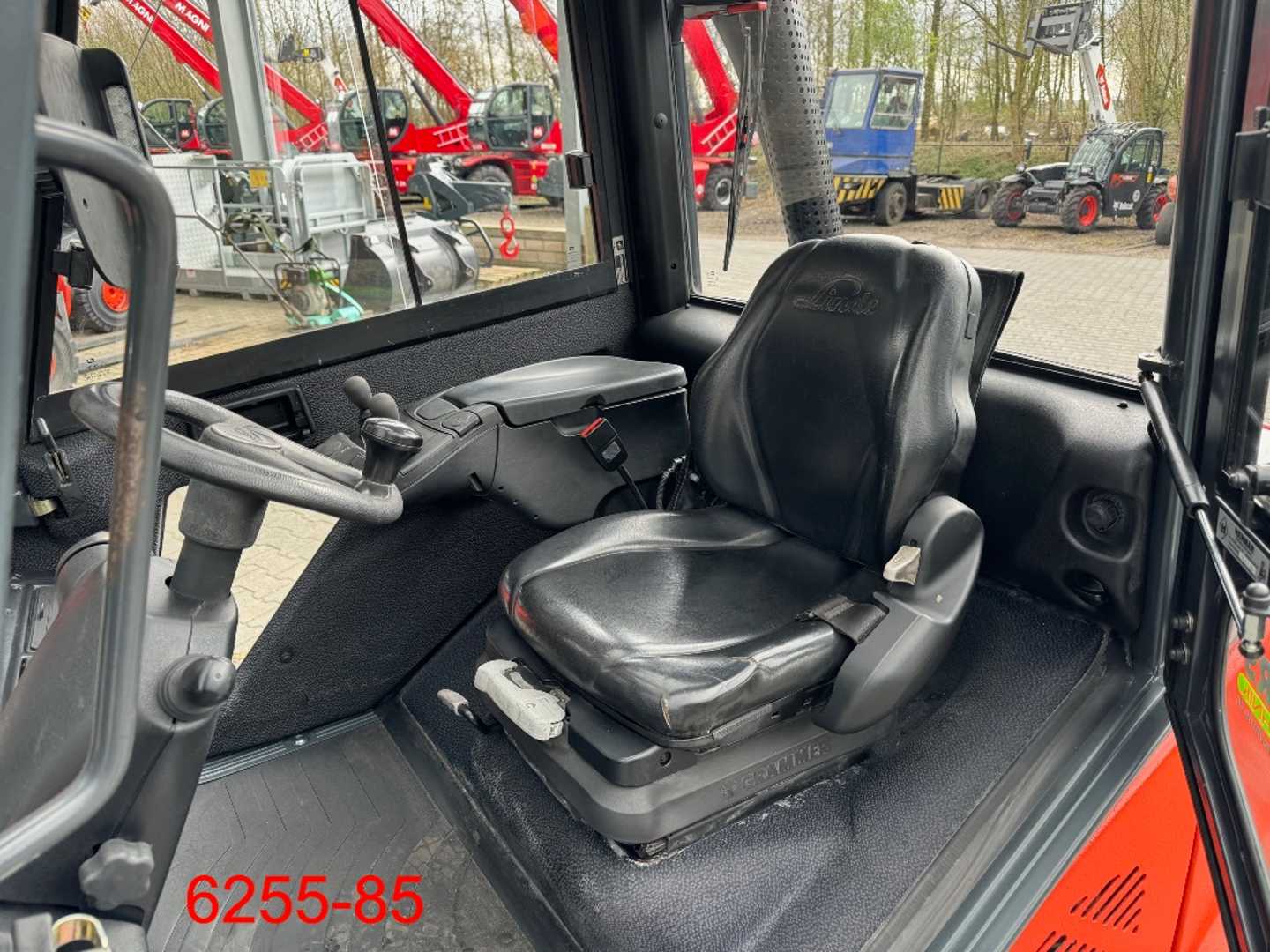 Used Forklift Linde H 30 D 02 EVO 4 riteņu dakšu iekrāvējs (Image 9) Used Forklift Linde H 30 D 02 EVO 4 riteņu dakšu iekrāvējs (Image 9)