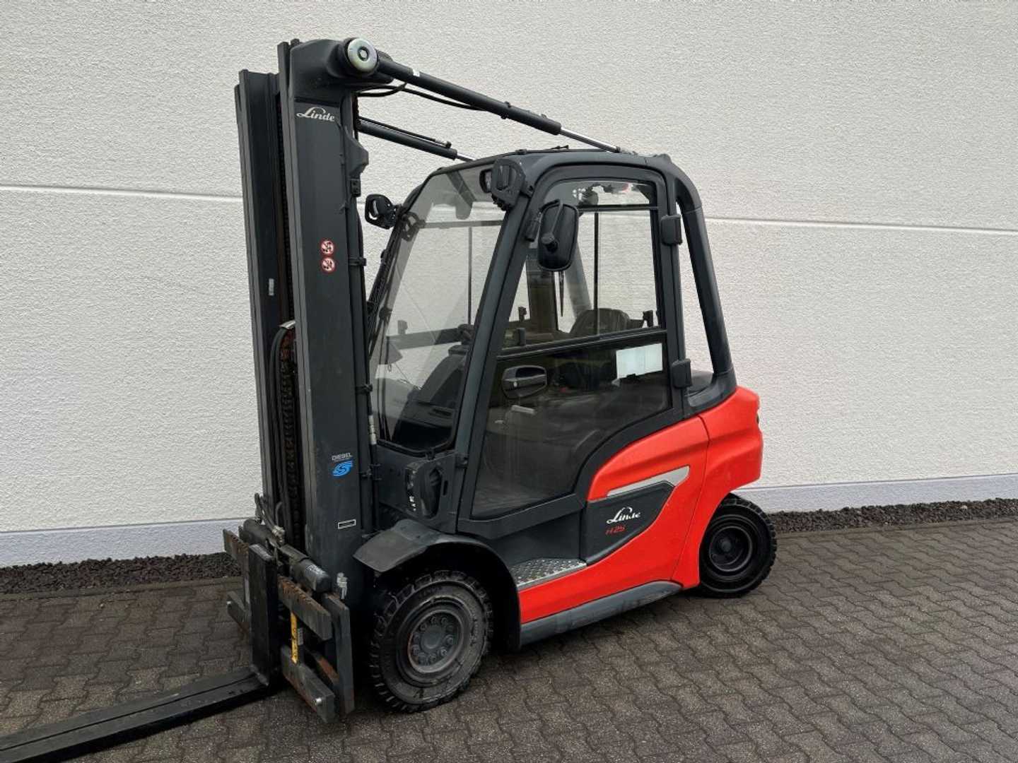 Used Forklift Linde H25D 4 riteņu dakšu iekrāvējs (Image 1) Used Forklift Linde H25D 4 riteņu dakšu iekrāvējs (Image 1)