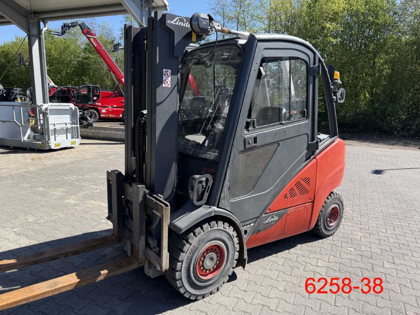 Used Forklift Linde H 30 D 02 4 riteņu dakšu iekrāvējs (Image 11) Used Forklift Linde H 30 D 02 4 riteņu dakšu iekrāvējs (Image 11)
