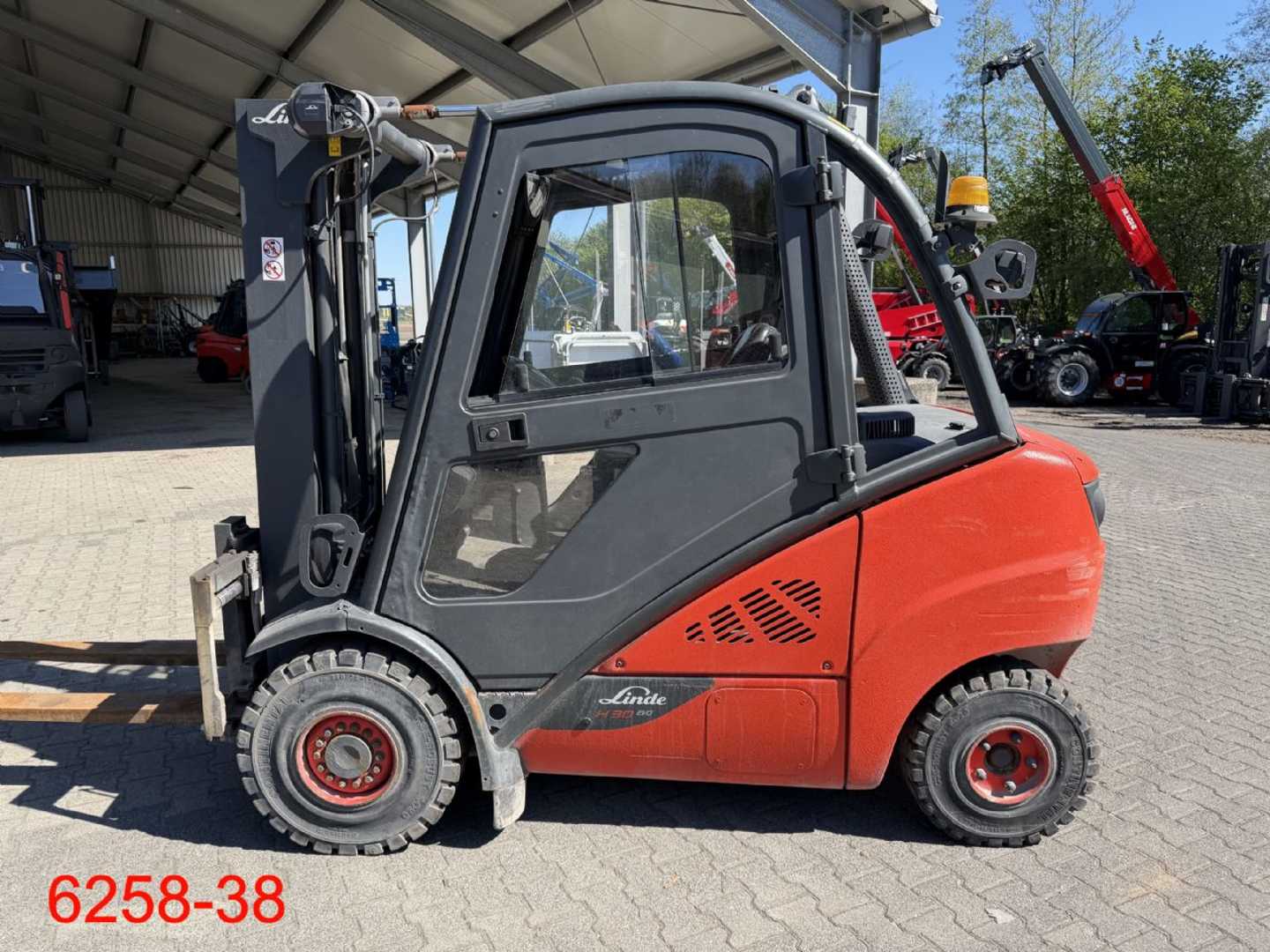 Used Forklift Linde H 30 D 02 4 riteņu dakšu iekrāvējs (Image 12) Used Forklift Linde H 30 D 02 4 riteņu dakšu iekrāvējs (Image 12)