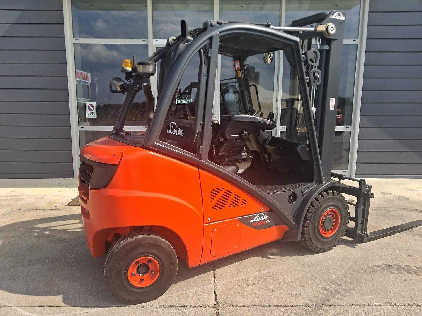 Used Forklift Linde H30 4 riteņu dakšu iekrāvējs (Image 3) Used Forklift Linde H30 4 riteņu dakšu iekrāvējs (Image 3)