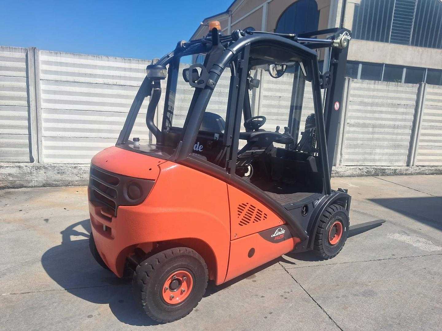 Used Forklift Linde H 25 4 riteņu dakšu iekrāvējs (Image 2)