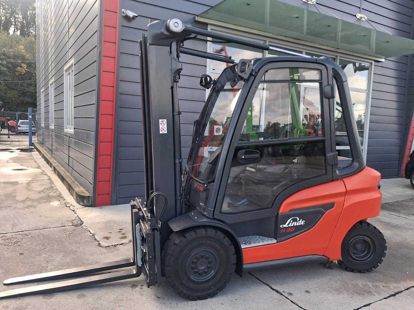 Used Forklift Linde H30 4 riteņu dakšu iekrāvējs (Image 5) Used Forklift Linde H30 4 riteņu dakšu iekrāvējs (Image 5)