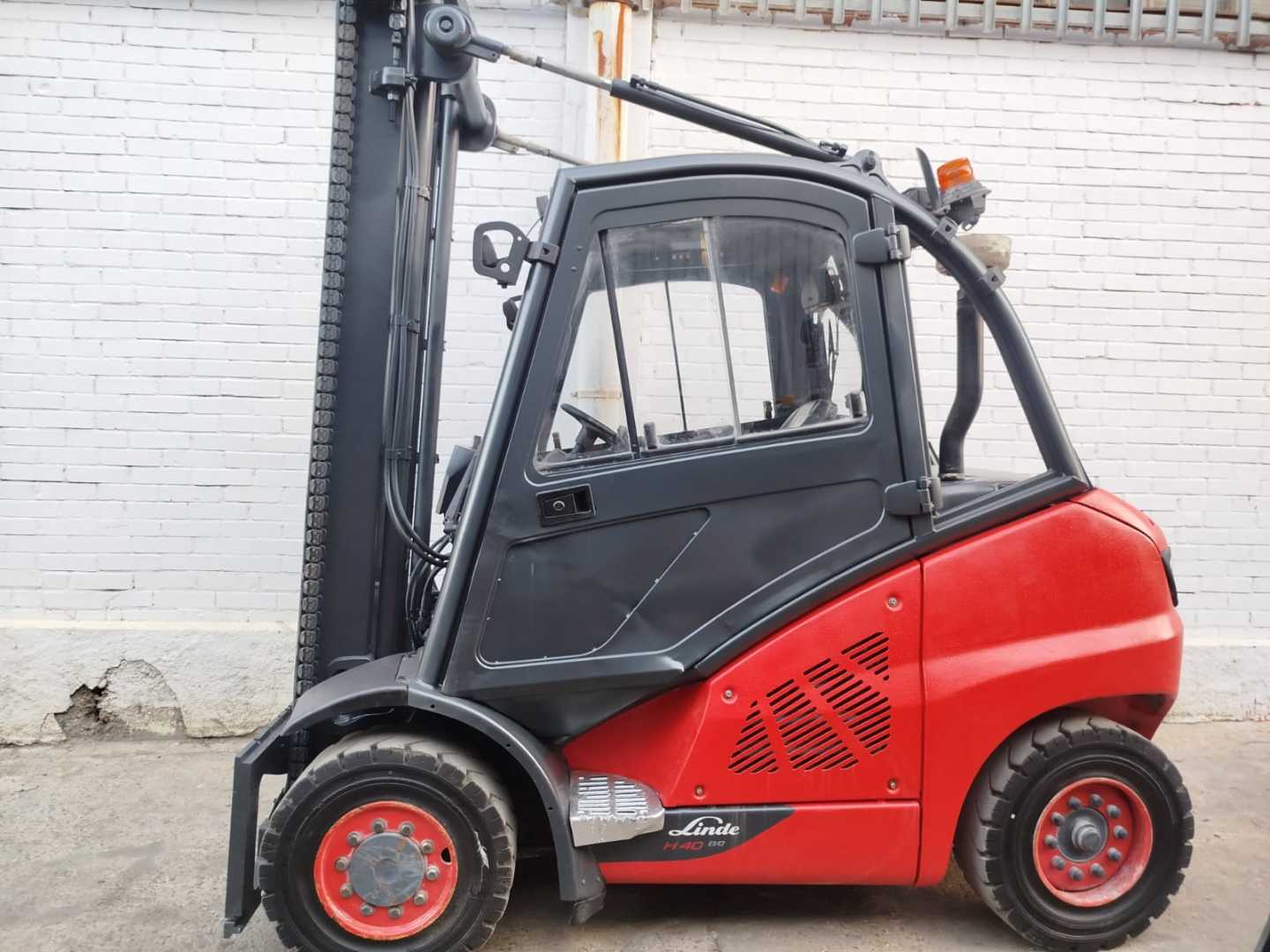 Used Forklift Linde H40D 4 riteņu dakšu iekrāvējs (Image 2) Used Forklift Linde H40D 4 riteņu dakšu iekrāvējs (Image 2)
