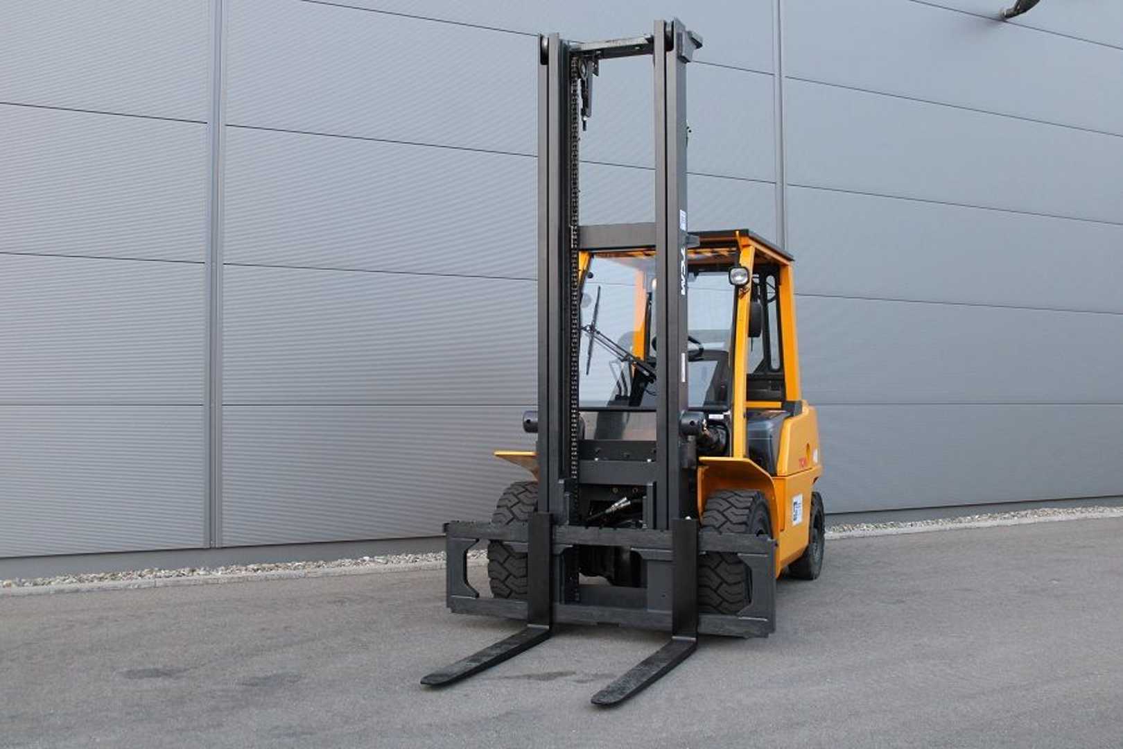 Used Forklift TCM D-1-F-A-40-Q 4 riteņu dakšu iekrāvējs (Image 3) Used Forklift TCM D-1-F-A-40-Q 4 riteņu dakšu iekrāvējs (Image 3)