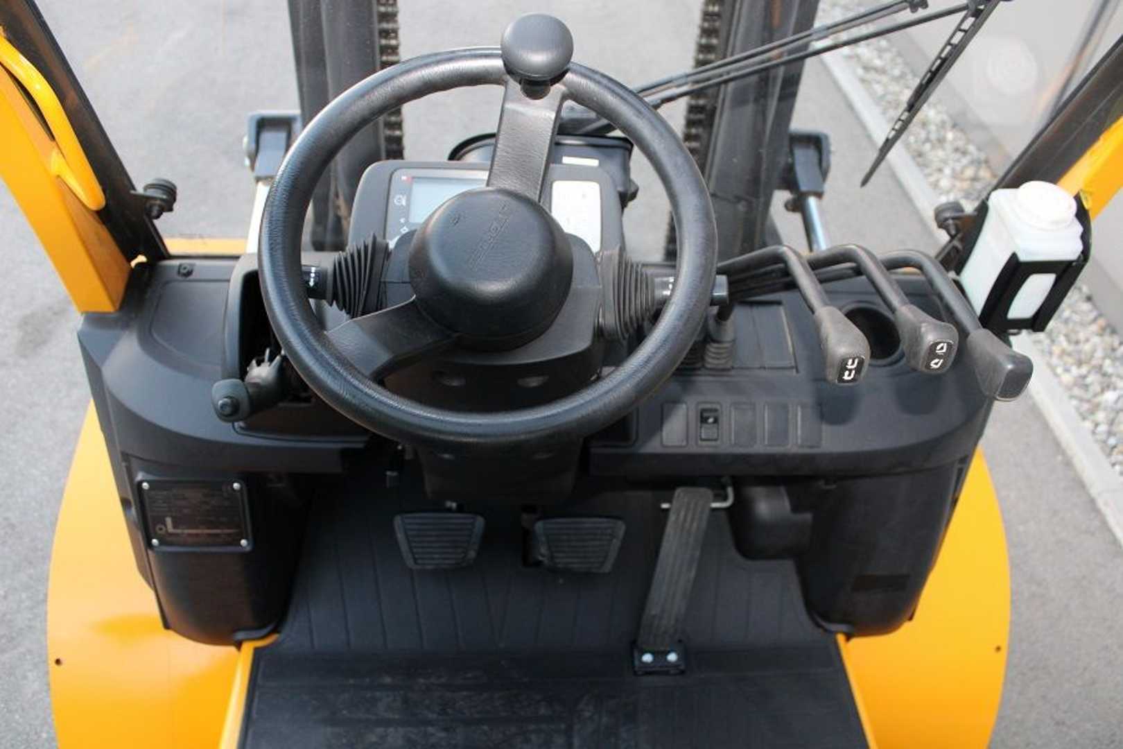 Used Forklift TCM D-1-F-A-40-Q 4 riteņu dakšu iekrāvējs (Image 8) Used Forklift TCM D-1-F-A-40-Q 4 riteņu dakšu iekrāvējs (Image 8)