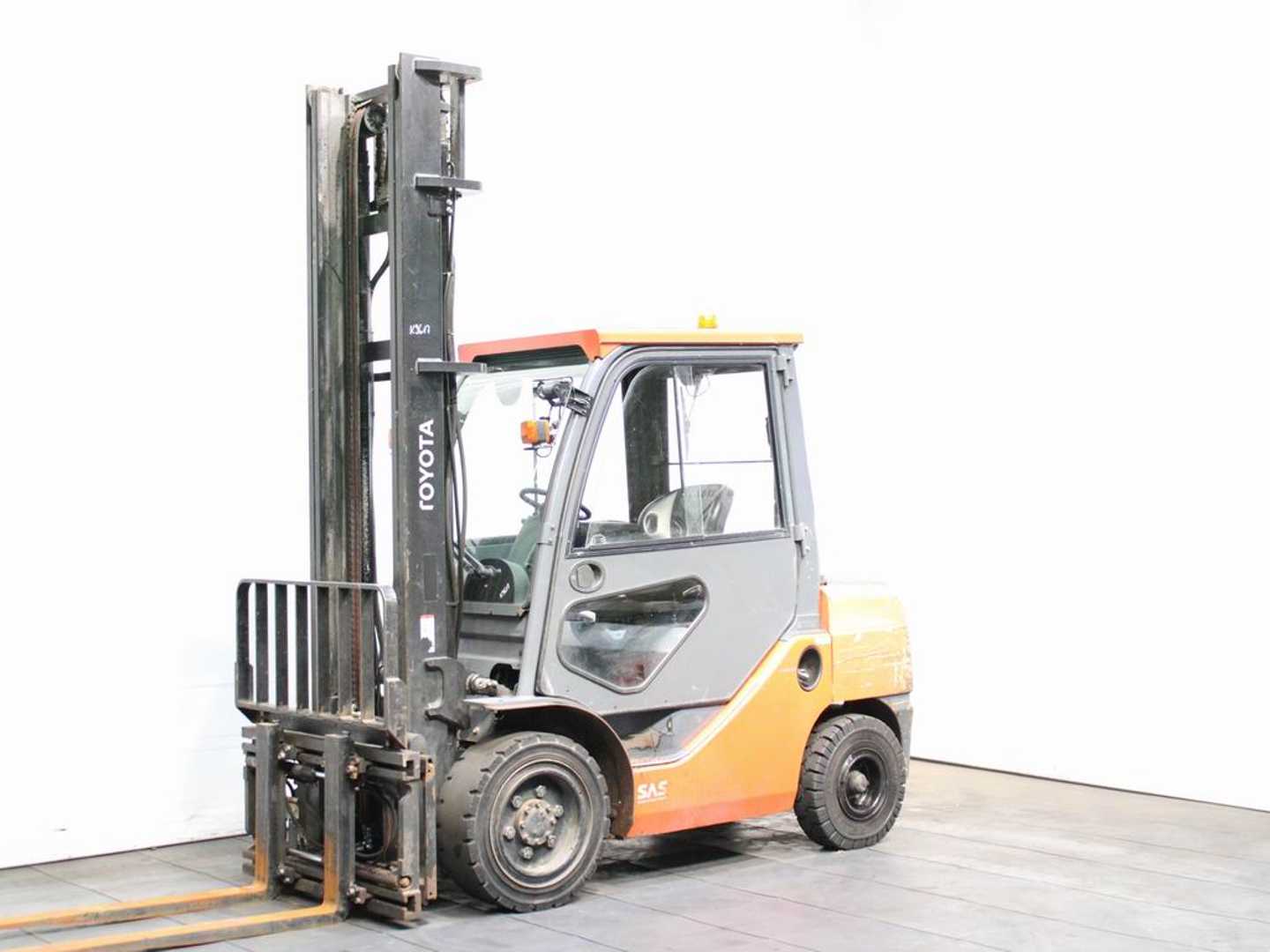 Used Forklift Toyota 02-8 FDF 30 4 riteņu dakšu iekrāvējs (Image 1)