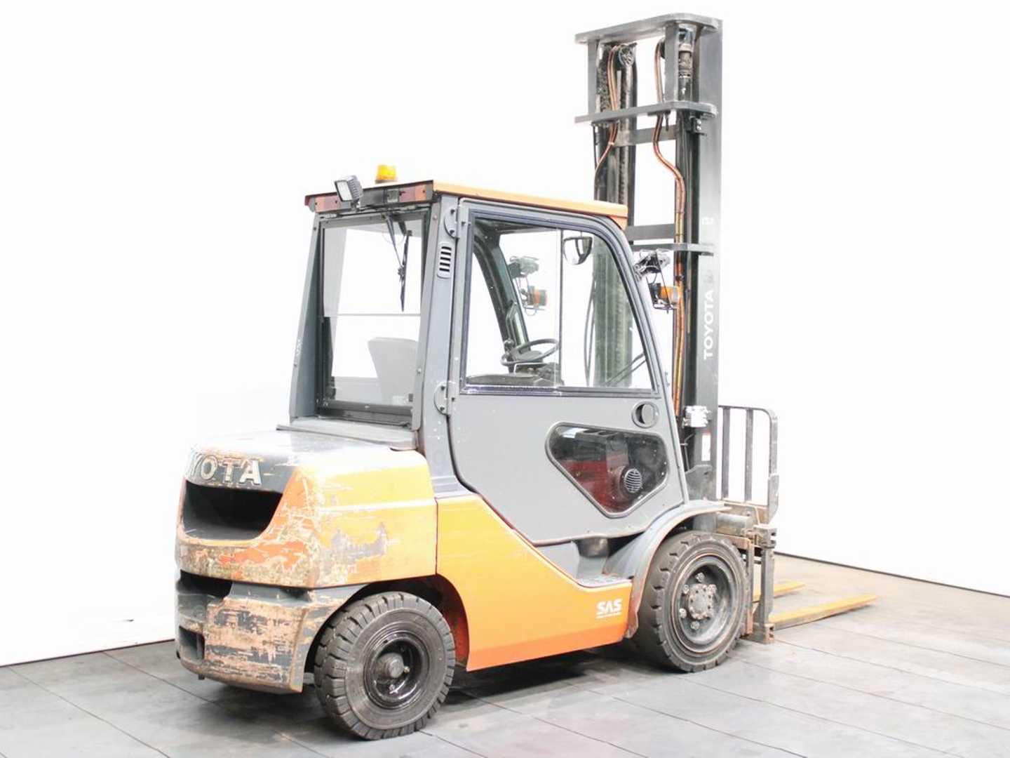 Used Forklift Toyota 02-8 FDF 30 4 riteņu dakšu iekrāvējs (Image 2)