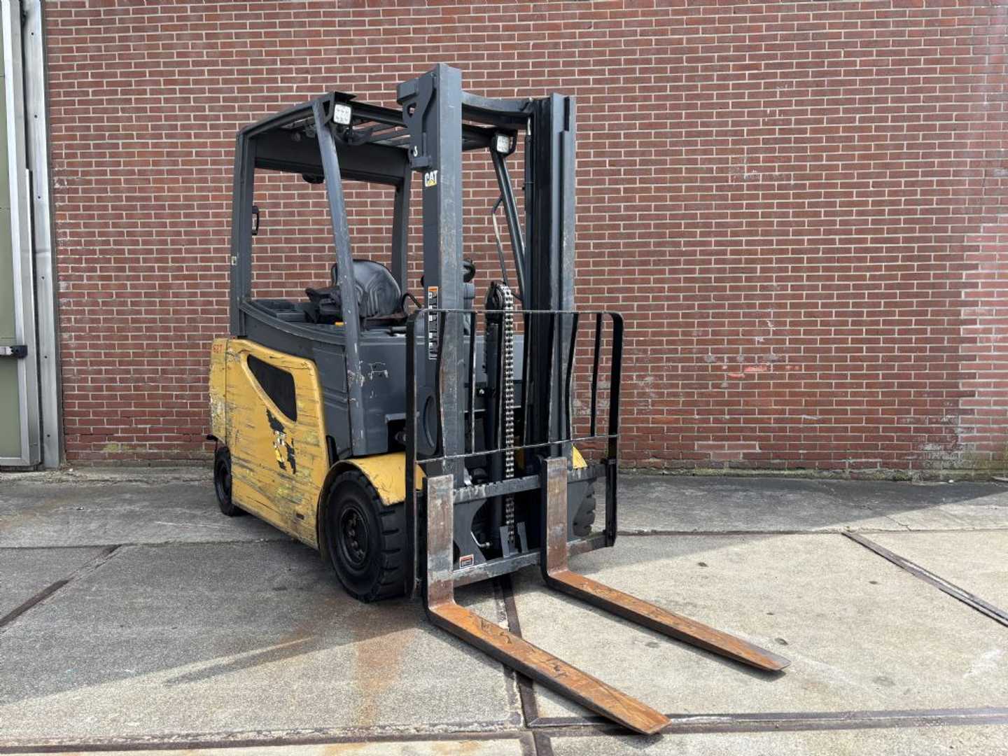 Used Forklift Caterpillar 2EP5000 4 riteņu dakšu iekrāvējs (Image 1)