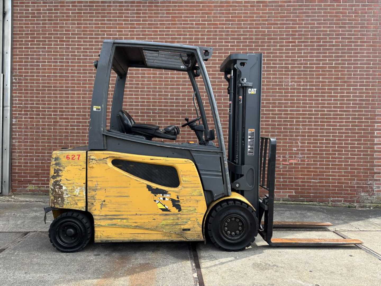 Used Forklift Caterpillar 2EP5000 4 riteņu dakšu iekrāvējs (Image 2)