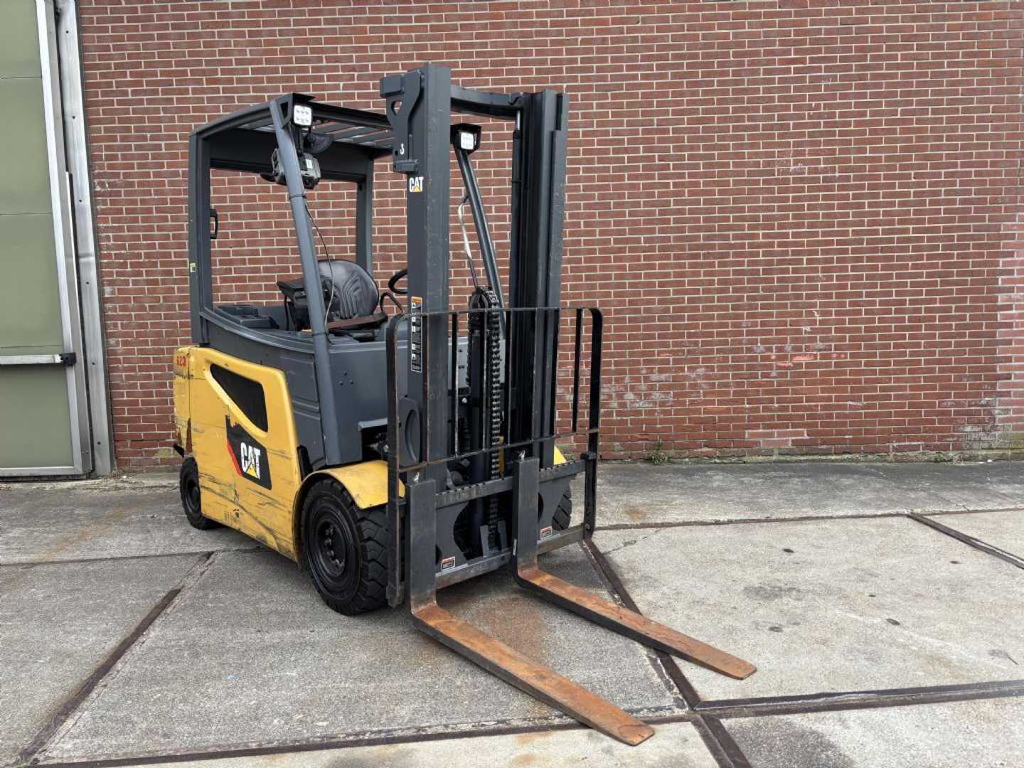 Used Forklift Caterpillar 2EP5000 4 riteņu dakšu iekrāvējs (Image 1)