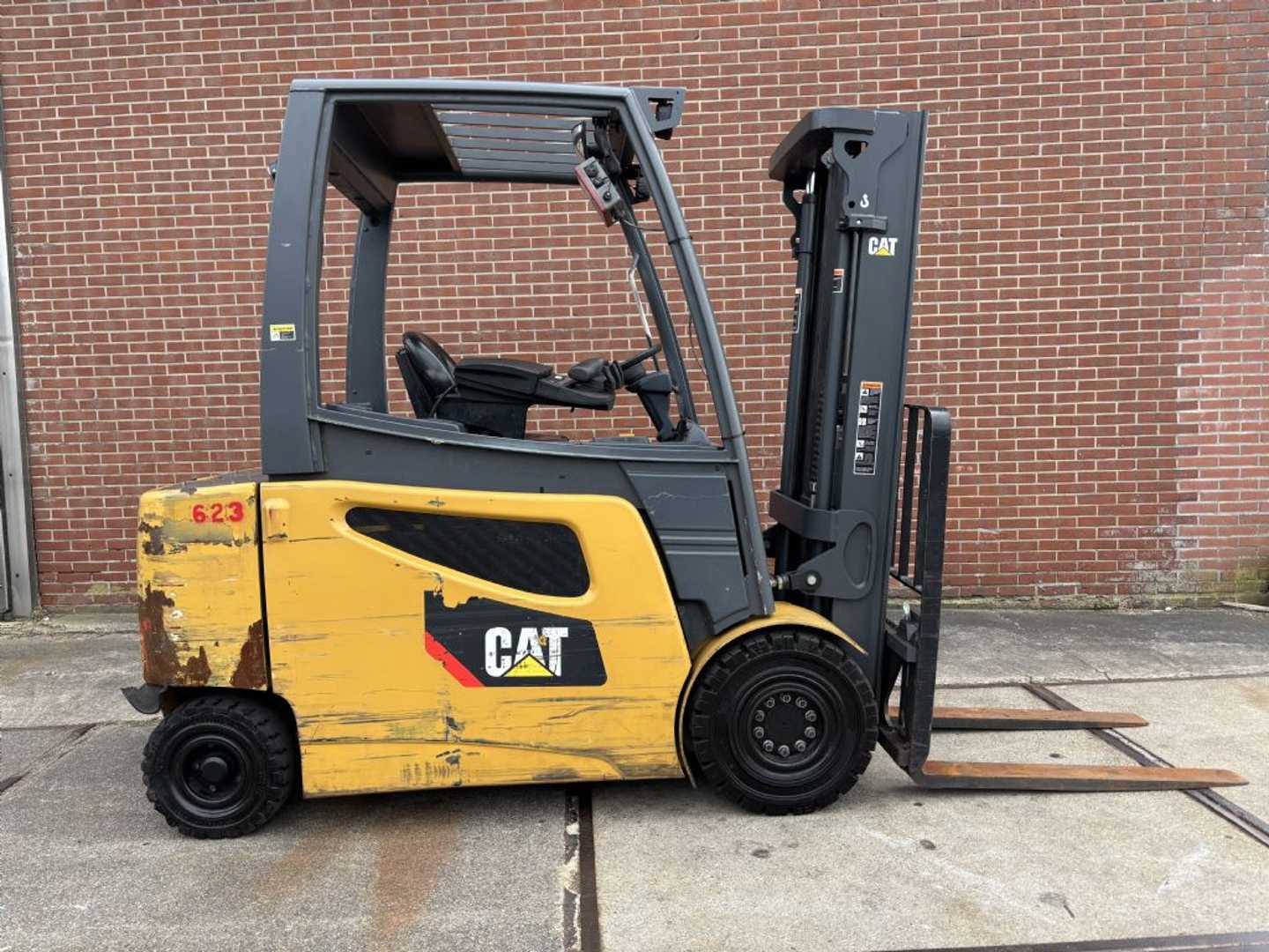 Used Forklift Caterpillar 2EP5000 4 riteņu dakšu iekrāvējs (Image 2)
