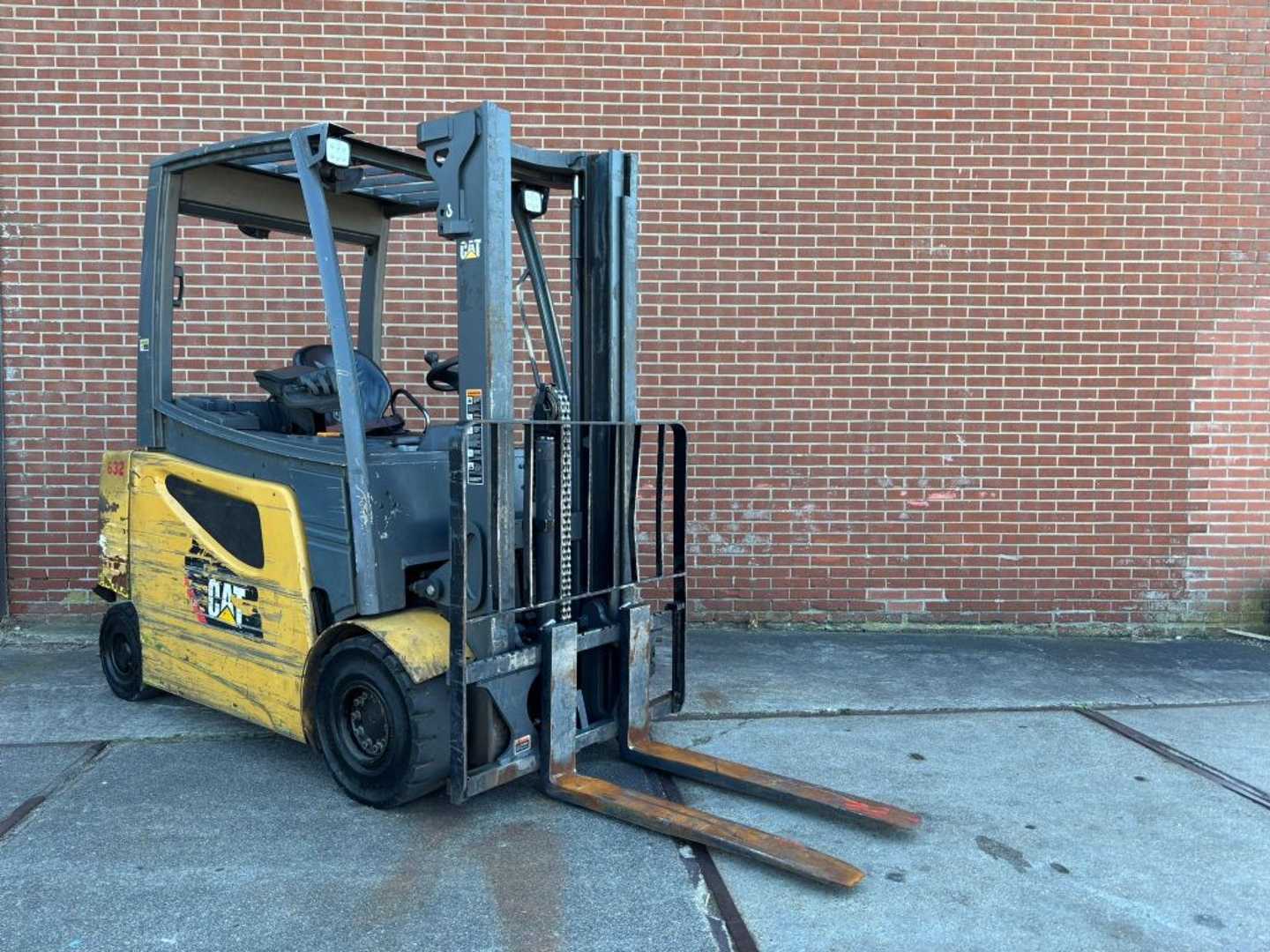 Used Forklift Caterpillar 2EP5000 4 riteņu dakšu iekrāvējs (Image 1)