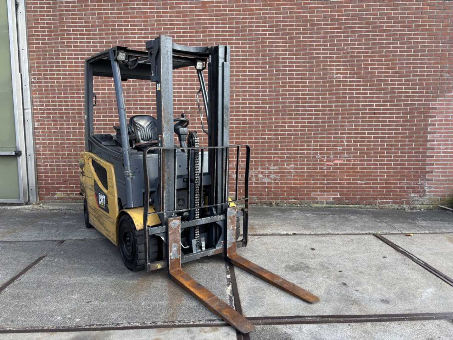 Used Forklift Caterpillar 2EPC5000 4 riteņu dakšu iekrāvējs (Image 1)