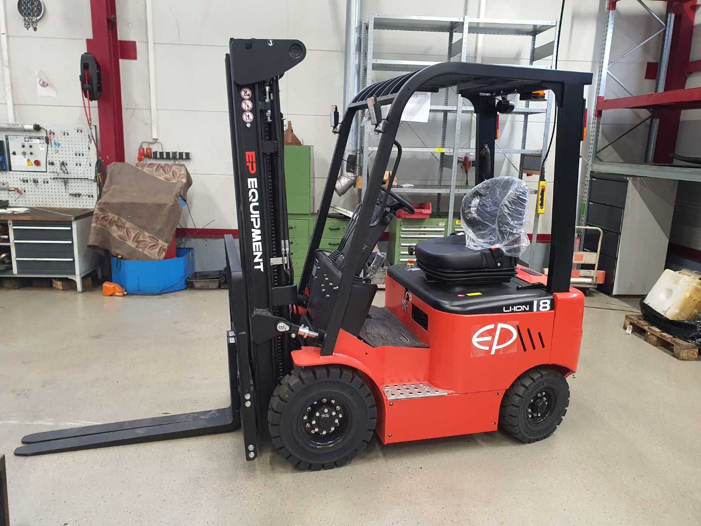 Used Forklift EP EFL181 4 riteņu dakšu iekrāvējs (Image 1)