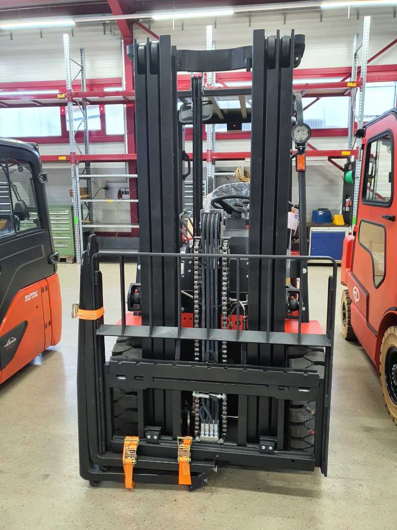 Used Forklift EP EFL302 4 riteņu dakšu iekrāvējs (Image 5) Used Forklift EP EFL302 4 riteņu dakšu iekrāvējs (Image 5)