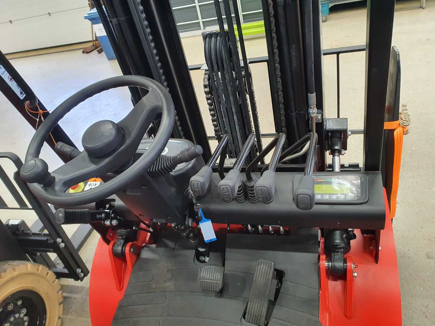 Used Forklift EP EFL302 4 riteņu dakšu iekrāvējs (Image 8) Used Forklift EP EFL302 4 riteņu dakšu iekrāvējs (Image 8)