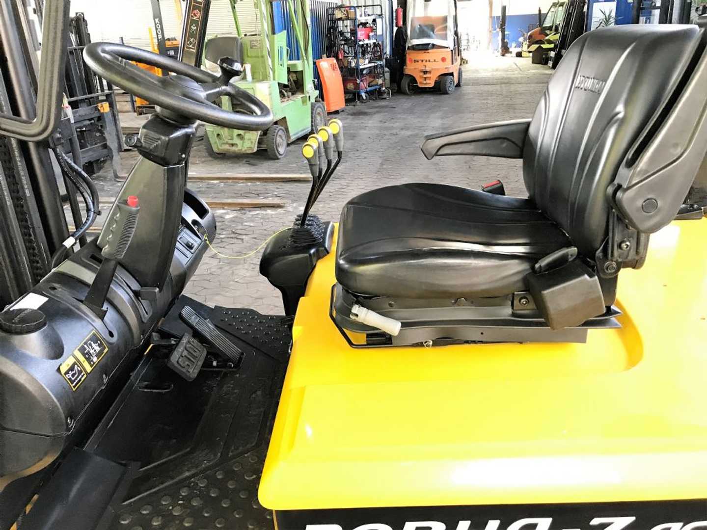 Used Forklift Hyundai 30BHA-7 4 riteņu dakšu iekrāvējs (Image 4) Used Forklift Hyundai 30BHA-7 4 riteņu dakšu iekrāvējs (Image 4)
