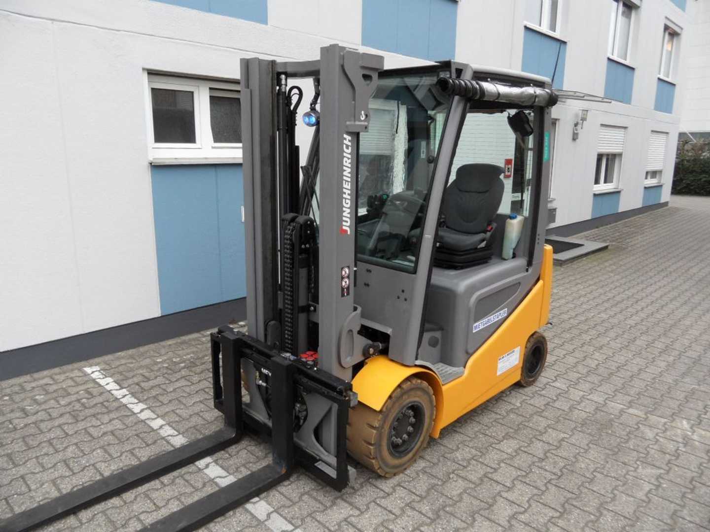 Used Forklift Jungheinrich EFG 430k - weiße Reifen - wenig Stunden 4 riteņu dakšu iekrāvējs (Image 2) Used Forklift Jungheinrich EFG 430k - weiße Reifen - wenig Stunden 4 riteņu dakšu iekrāvējs (Image 2)
