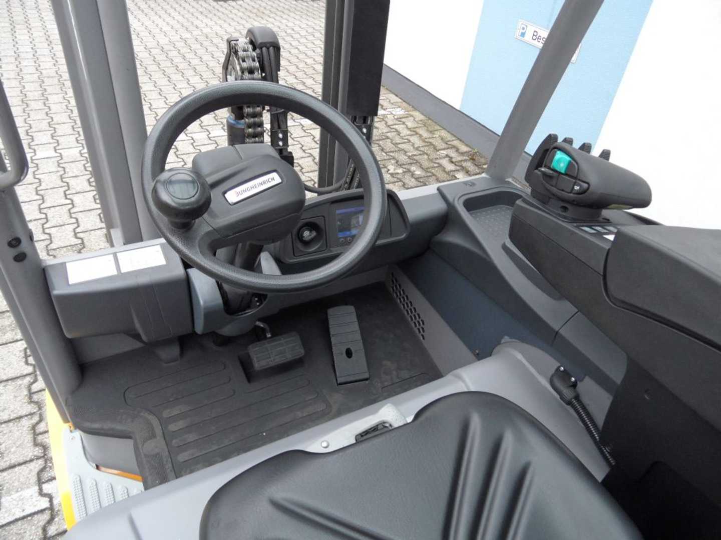 Used Forklift Jungheinrich EFG 430k - weiße Reifen - Freihub 4 riteņu dakšu iekrāvējs (Image 7) Used Forklift Jungheinrich EFG 430k - weiße Reifen - Freihub 4 riteņu dakšu iekrāvējs (Image 7)