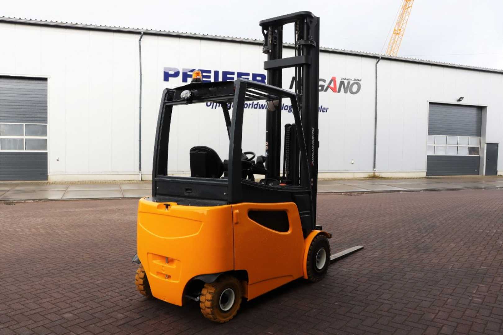 Used Forklift Jungheinrich EFG425K 4 riteņu dakšu iekrāvējs (Image 3) Used Forklift Jungheinrich EFG425K 4 riteņu dakšu iekrāvējs (Image 3)
