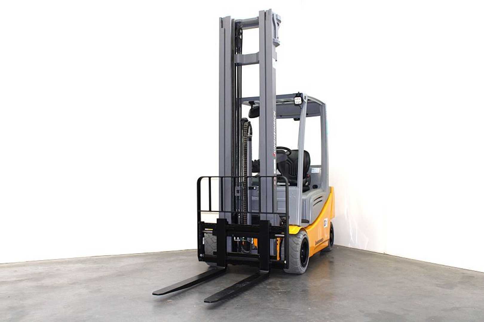 Used Forklift Jungheinrich EFG 320 - 650 DZ 4 riteņu dakšu iekrāvējs (Image 3) Used Forklift Jungheinrich EFG 320 - 650 DZ 4 riteņu dakšu iekrāvējs (Image 3)