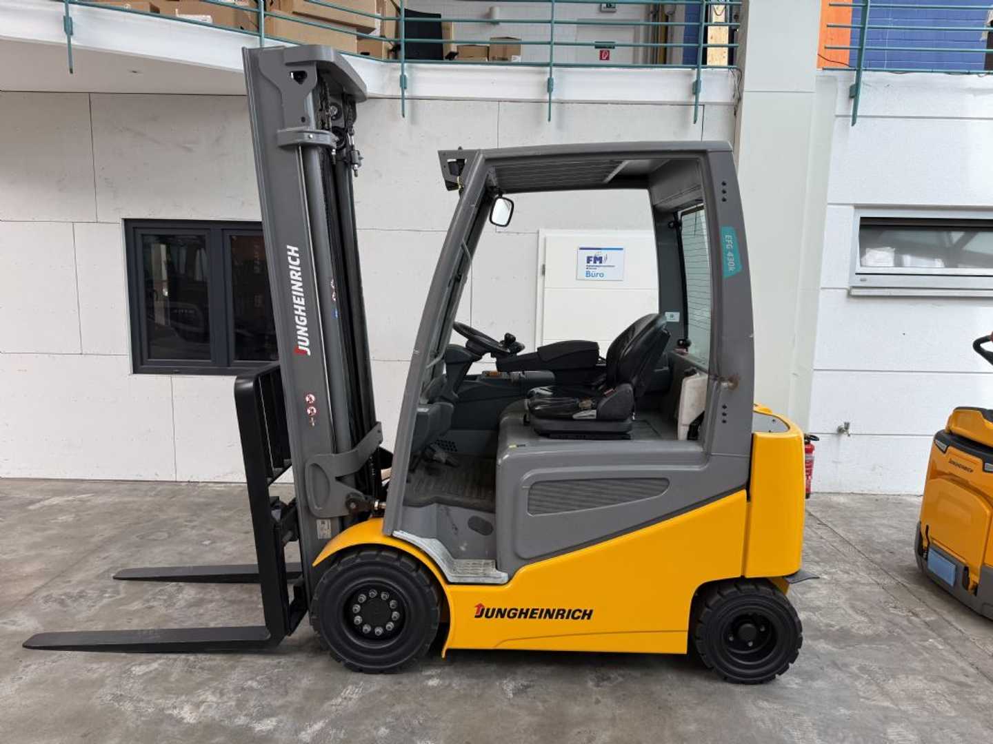 Used Forklift Jungheinrich EFG 430 / 1329 Std. / AKKU 81 % 4 riteņu dakšu iekrāvējs (Image 1) Used Forklift Jungheinrich EFG 430 / 1329 Std. / AKKU 81 % 4 riteņu dakšu iekrāvējs (Image 1)