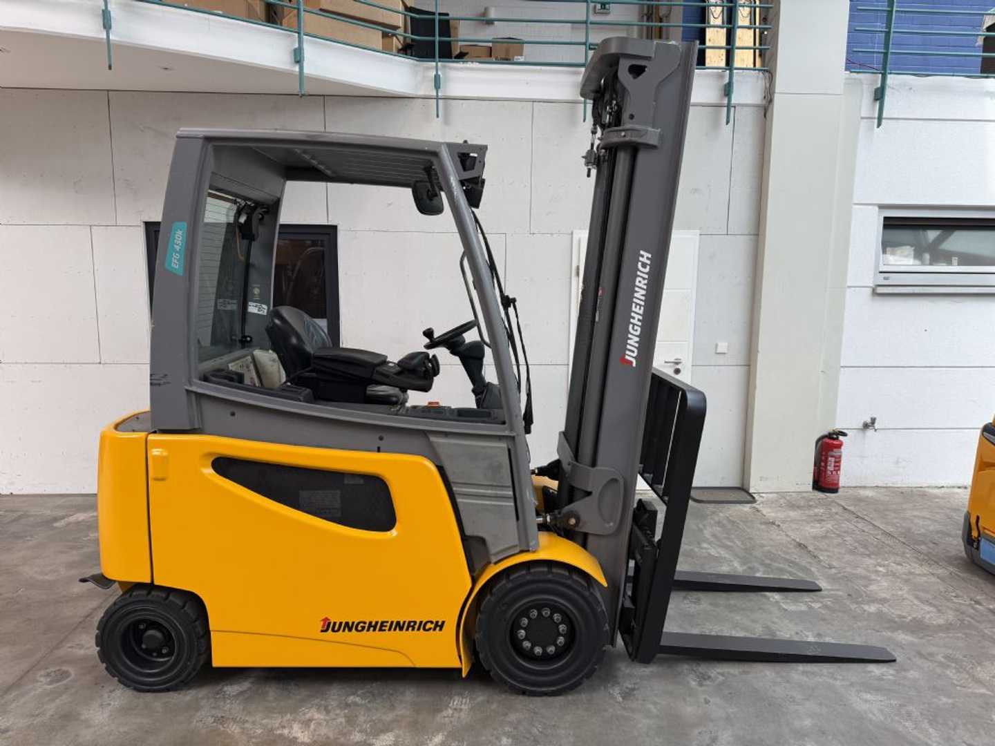 Used Forklift Jungheinrich EFG 430 / 1329 Std. / AKKU 81 % 4 riteņu dakšu iekrāvējs (Image 2) Used Forklift Jungheinrich EFG 430 / 1329 Std. / AKKU 81 % 4 riteņu dakšu iekrāvējs (Image 2)