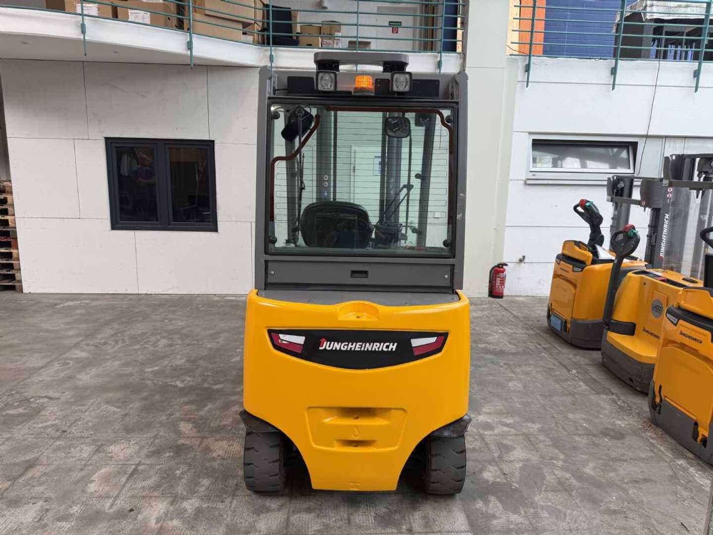 Used Forklift Jungheinrich EFG 430 / 1329 Std. / AKKU 81 % 4 riteņu dakšu iekrāvējs (Image 4) Used Forklift Jungheinrich EFG 430 / 1329 Std. / AKKU 81 % 4 riteņu dakšu iekrāvējs (Image 4)