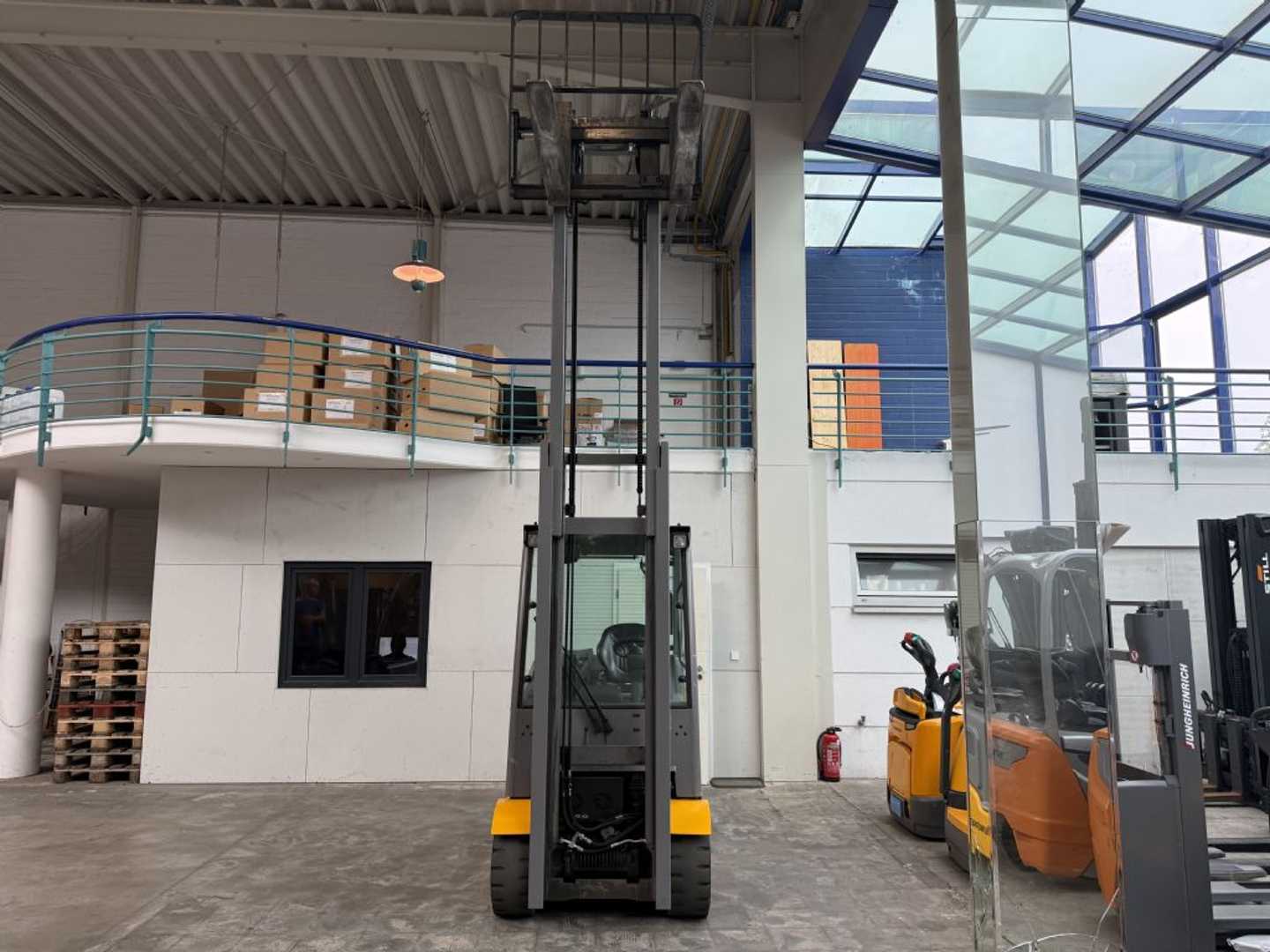 Used Forklift Jungheinrich EFG 430 / 1329 Std. / AKKU 81 % 4 riteņu dakšu iekrāvējs (Image 5) Used Forklift Jungheinrich EFG 430 / 1329 Std. / AKKU 81 % 4 riteņu dakšu iekrāvējs (Image 5)