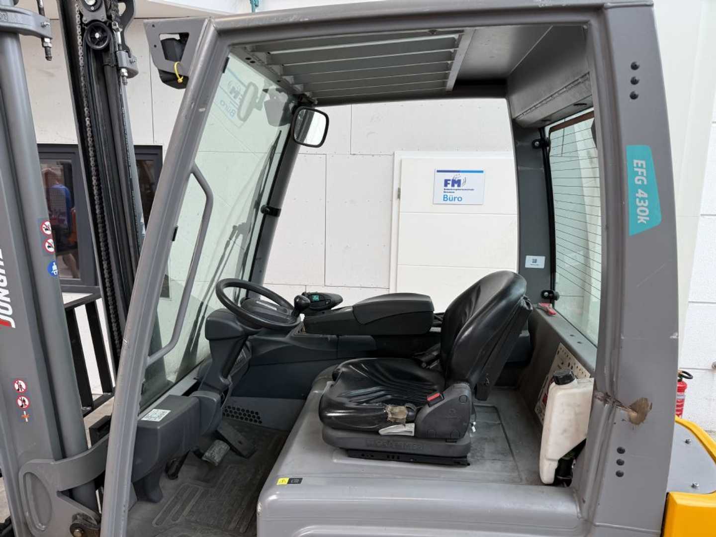 Used Forklift Jungheinrich EFG 430 / 1329 Std. / AKKU 81 % 4 riteņu dakšu iekrāvējs (Image 6) Used Forklift Jungheinrich EFG 430 / 1329 Std. / AKKU 81 % 4 riteņu dakšu iekrāvējs (Image 6)