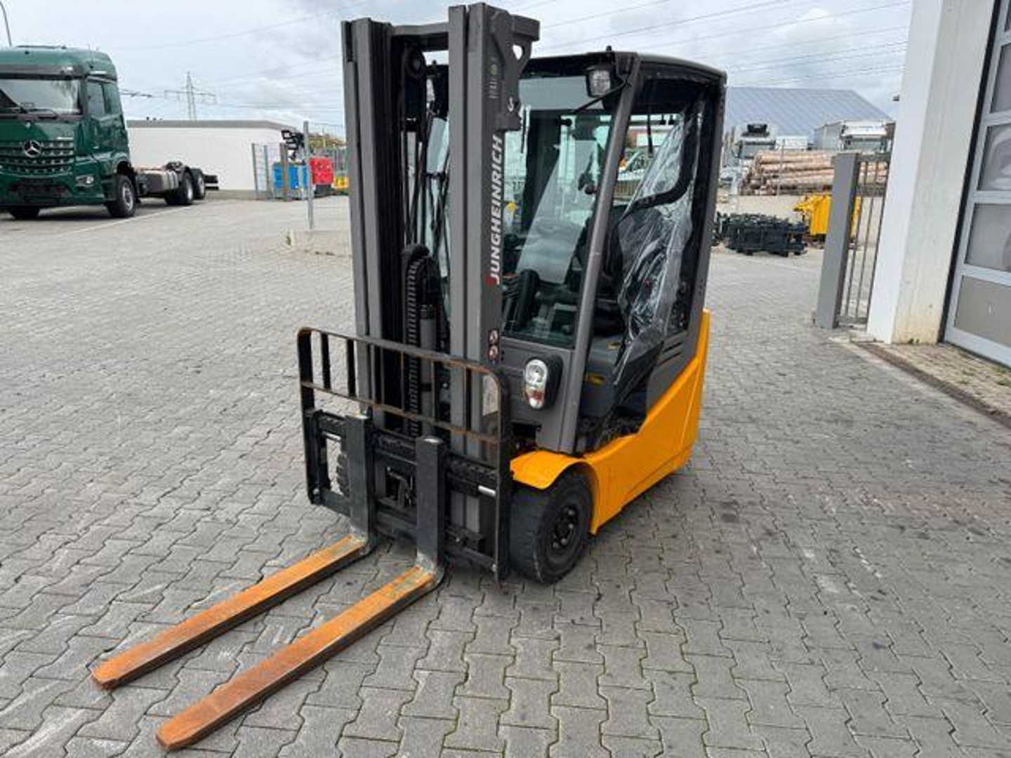 Used Forklift Jungheinrich EFG 215 / Triplex: 4.25m! / SS / nur 3.298h! 4 riteņu dakšu iekrāvējs (Image 5) Used Forklift Jungheinrich EFG 215 / Triplex: 4.25m! / SS / nur 3.298h! 4 riteņu dakšu iekrāvējs (Image 5)