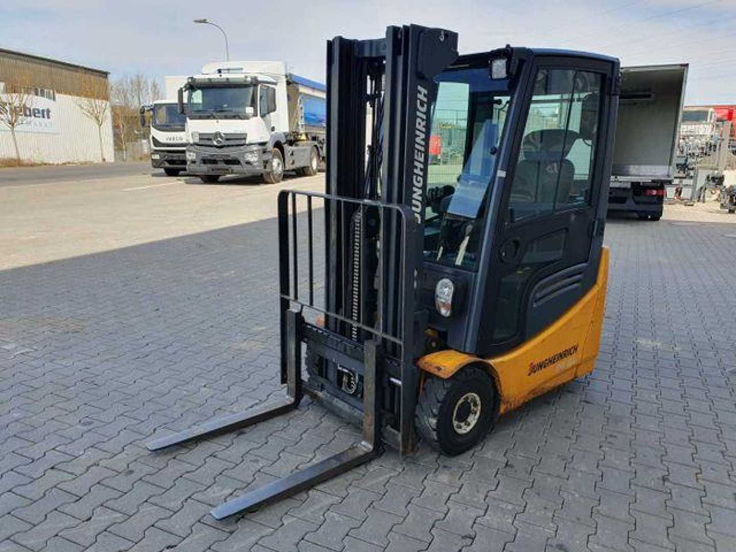 Used Forklift Jungheinrich EFG 215 / Triplex: 4.35m! / SS / nur 2.054h! 4 riteņu dakšu iekrāvējs (Image 8) Used Forklift Jungheinrich EFG 215 / Triplex: 4.35m! / SS / nur 2.054h! 4 riteņu dakšu iekrāvējs (Image 8)