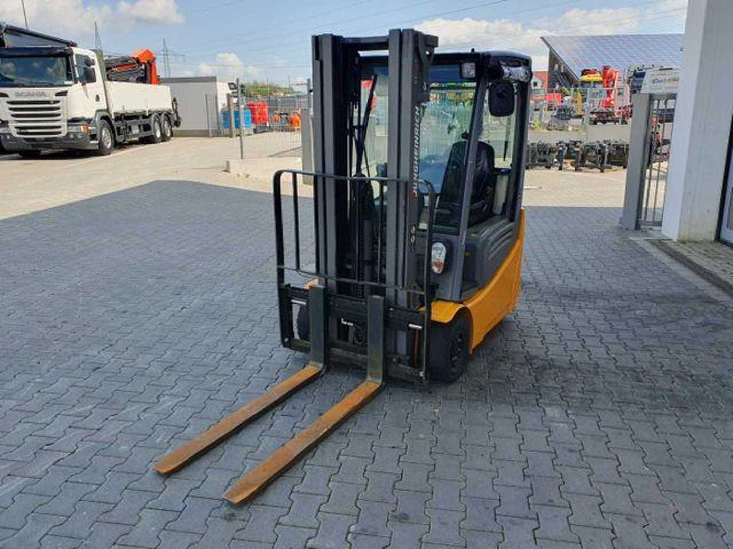 Used Forklift Jungheinrich EFG 215 / Triplex: 4.25m! / SS / nur 3.488h! 4 riteņu dakšu iekrāvējs (Image 8) Used Forklift Jungheinrich EFG 215 / Triplex: 4.25m! / SS / nur 3.488h! 4 riteņu dakšu iekrāvējs (Image 8)
