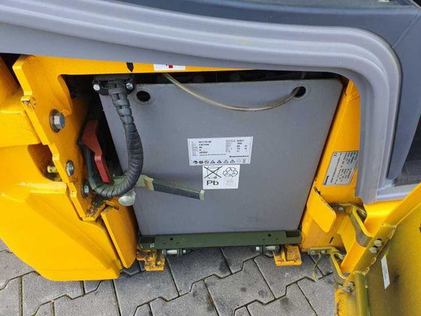 Used Forklift Jungheinrich EFG 215 / Triplex: 4.25m! / SS / nur 3.488h! 4 riteņu dakšu iekrāvējs (Image 11) Used Forklift Jungheinrich EFG 215 / Triplex: 4.25m! / SS / nur 3.488h! 4 riteņu dakšu iekrāvējs (Image 11)