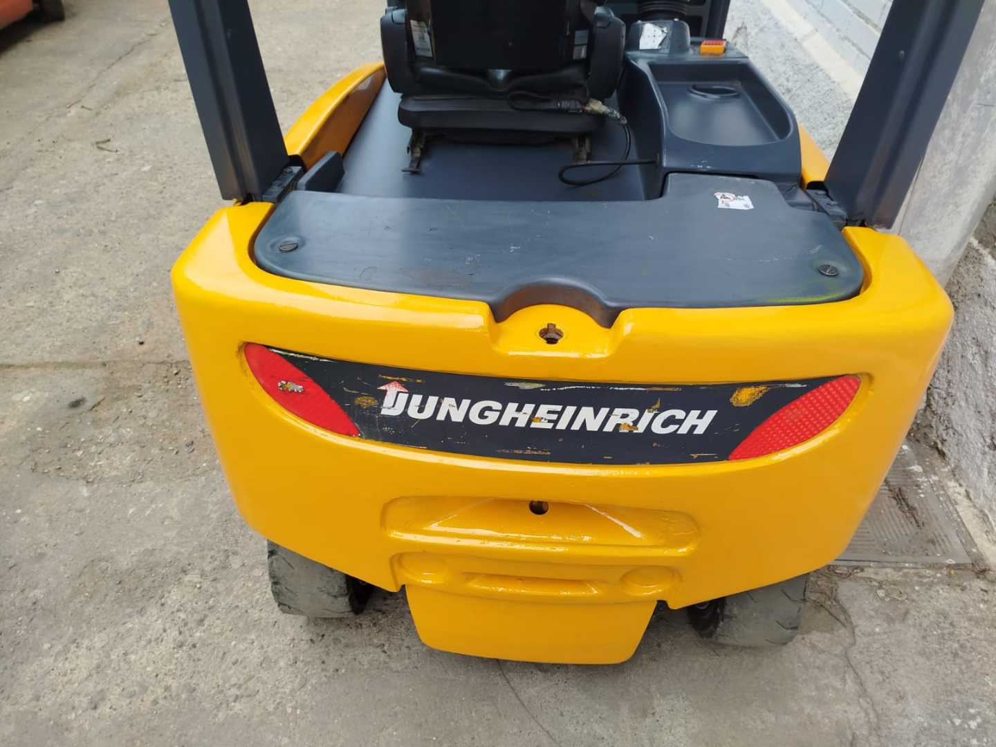 Used Forklift Jungheinrich EFG320 4 riteņu dakšu iekrāvējs (Image 6) Used Forklift Jungheinrich EFG320 4 riteņu dakšu iekrāvējs (Image 6)
