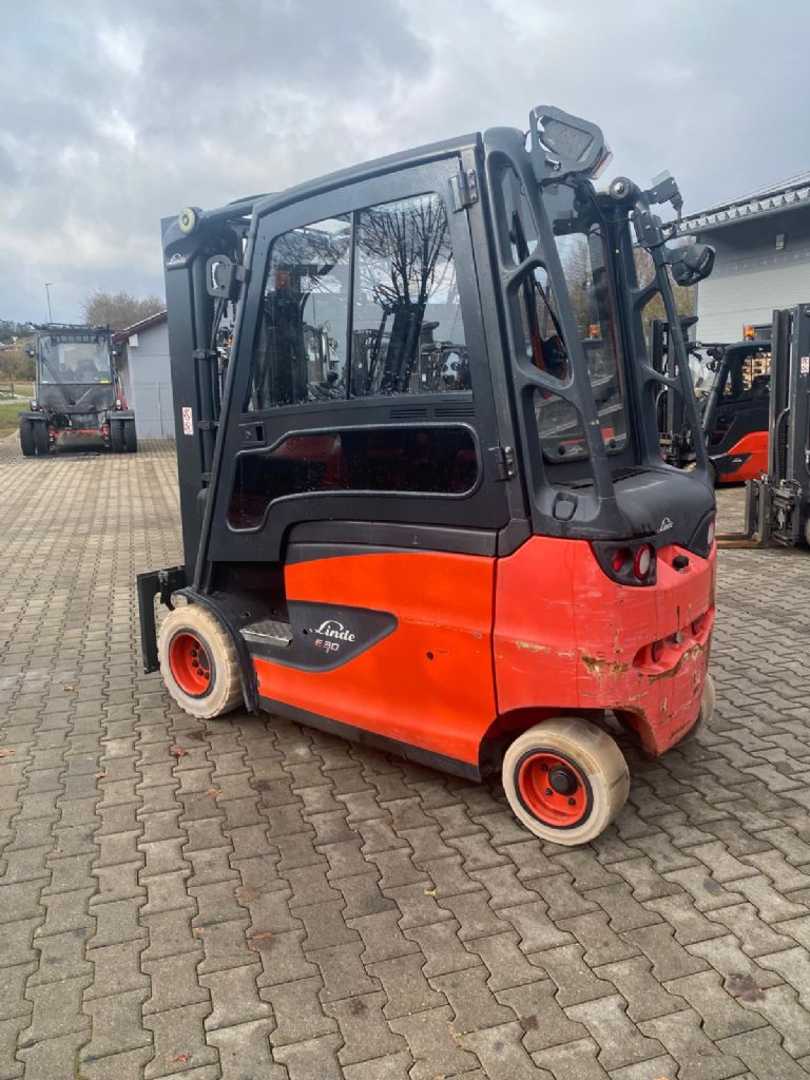 Used Forklift Linde E 30 HL-01/600 4 riteņu dakšu iekrāvējs (Image 2) Used Forklift Linde E 30 HL-01/600 4 riteņu dakšu iekrāvējs (Image 2)