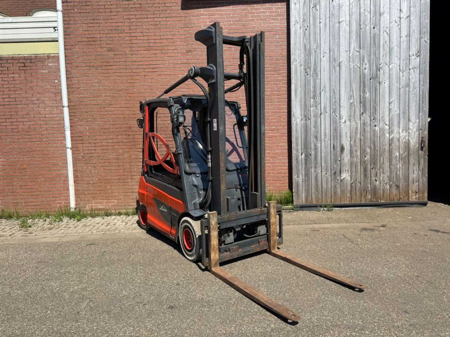 Used Forklift Linde E30-01 4 riteņu dakšu iekrāvējs (Image 1) Used Forklift Linde E30-01 4 riteņu dakšu iekrāvējs (Image 1)