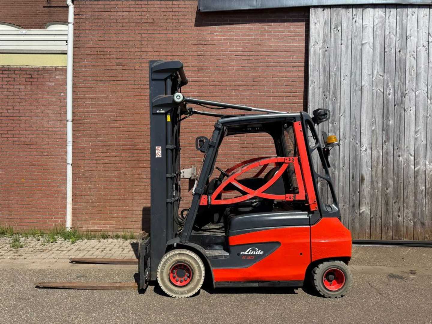 Used Forklift Linde E30-01 4 riteņu dakšu iekrāvējs (Image 2) Used Forklift Linde E30-01 4 riteņu dakšu iekrāvējs (Image 2)