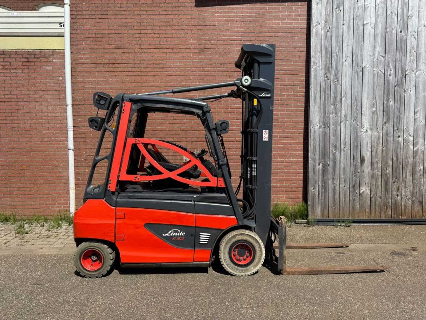 Used Forklift Linde E30-01 4 riteņu dakšu iekrāvējs (Image 4) Used Forklift Linde E30-01 4 riteņu dakšu iekrāvējs (Image 4)
