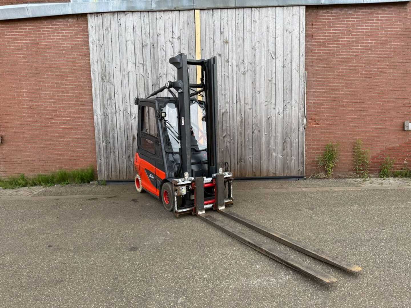 Used Forklift Linde E30-01 4 riteņu dakšu iekrāvējs (Image 1) Used Forklift Linde E30-01 4 riteņu dakšu iekrāvējs (Image 1)