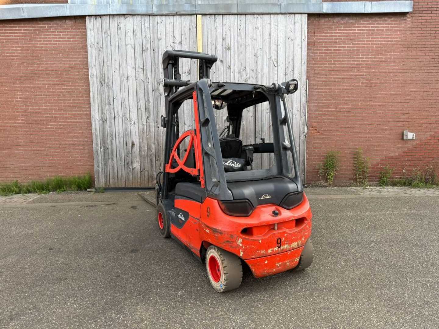 Used Forklift Linde E30-01 4 riteņu dakšu iekrāvējs (Image 2) Used Forklift Linde E30-01 4 riteņu dakšu iekrāvējs (Image 2)