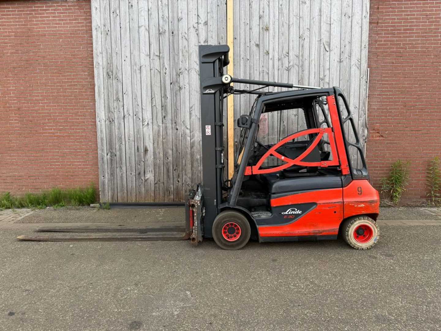 Used Forklift Linde E30-01 4 riteņu dakšu iekrāvējs (Image 3) Used Forklift Linde E30-01 4 riteņu dakšu iekrāvējs (Image 3)