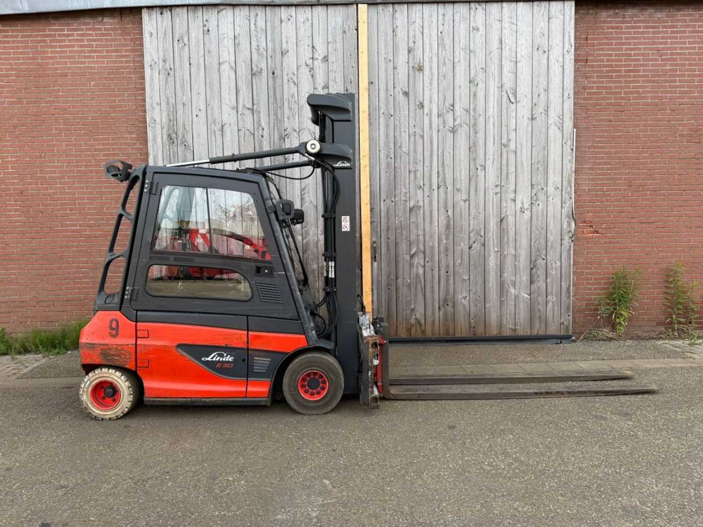 Used Forklift Linde E30-01 4 riteņu dakšu iekrāvējs (Image 6) Used Forklift Linde E30-01 4 riteņu dakšu iekrāvējs (Image 6)