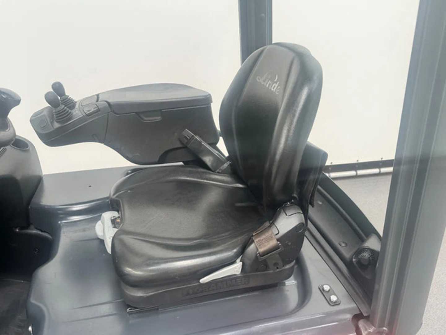 Used Forklift Linde 386 E 14-02 4 riteņu dakšu iekrāvējs (Image 8)