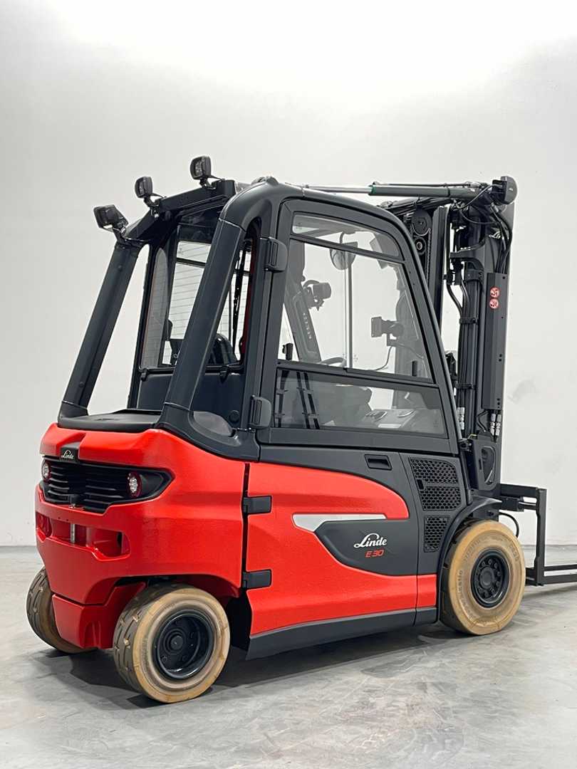 Used Forklift Linde E30-1252 4 riteņu dakšu iekrāvējs (Image 2) Used Forklift Linde E30-1252 4 riteņu dakšu iekrāvējs (Image 2)