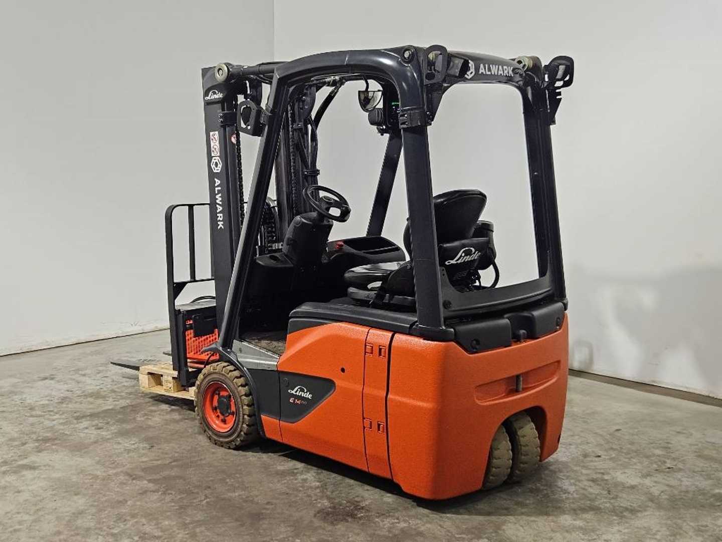 Used Forklift Linde E14 4 riteņu dakšu iekrāvējs (Image 4) Used Forklift Linde E14 4 riteņu dakšu iekrāvējs (Image 4)
