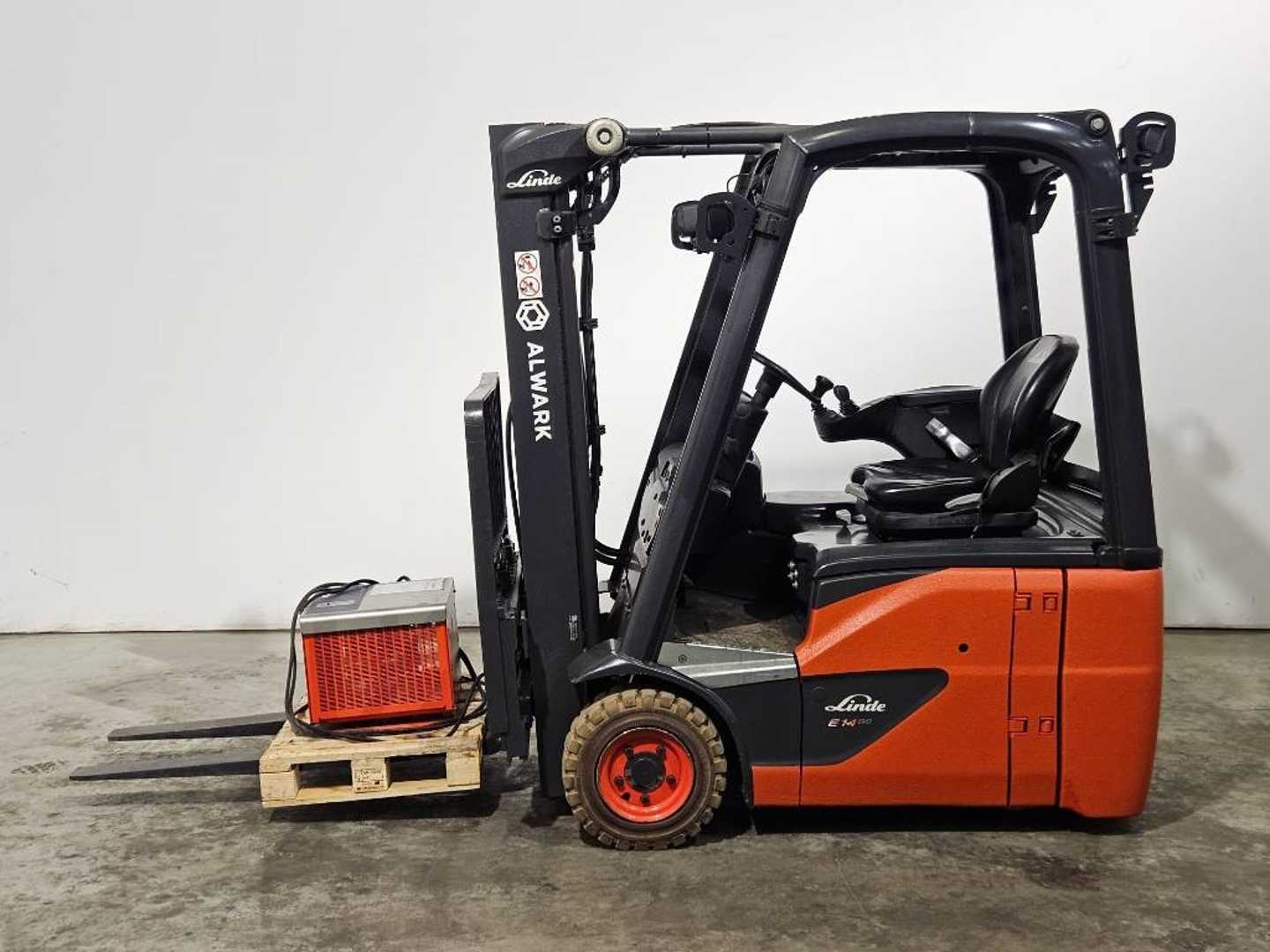 Used Forklift Linde E14 4 riteņu dakšu iekrāvējs (Image 5) Used Forklift Linde E14 4 riteņu dakšu iekrāvējs (Image 5)