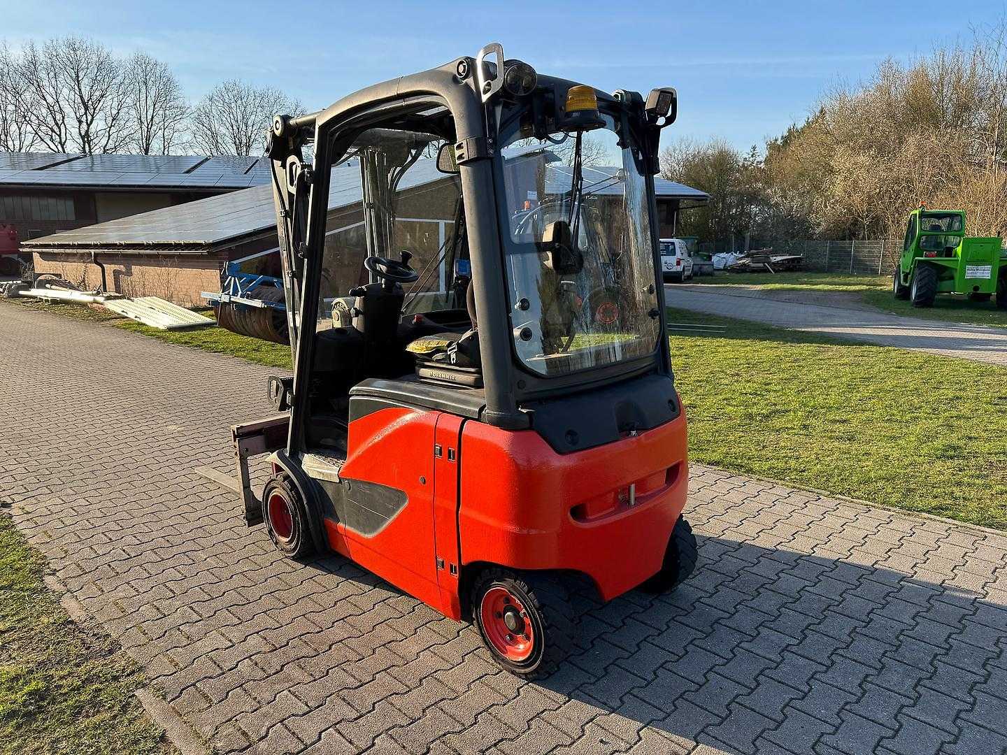 Used Forklift Linde E18PH-02 EVO 4 riteņu dakšu iekrāvējs (Image 2) Used Forklift Linde E18PH-02 EVO 4 riteņu dakšu iekrāvējs (Image 2)